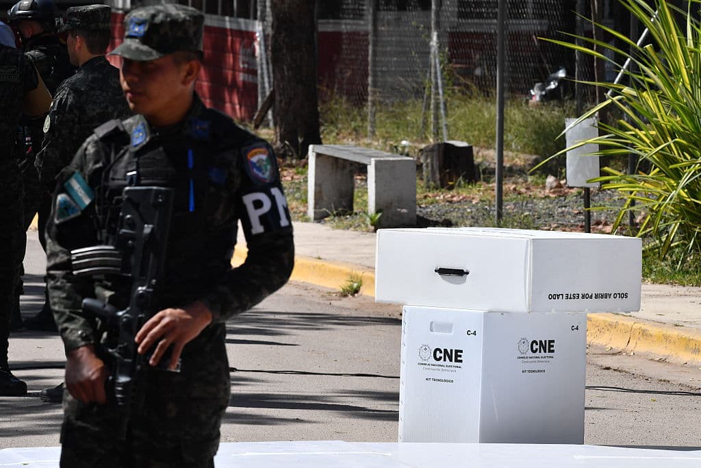 Un miembro de las fuerzas armadas custodia material electoral que será transportado a las regiones en Tegucigalpa el 20 de noviembre de 2025. Honduras celebrará elecciones presidenciales el 30 de noviembre. (Foto de Orlando SIERRA / AFP) (Foto de ORLANDO SIERRA/AFP vía Getty Images)