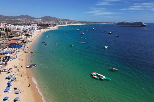 Vista aérea de un balneario en Los Cabos, Baja California, México, tomada el 22 de febrero de 2024. (ALFREDO ESTRELLA/AFP vía Getty Images)
