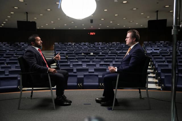 El director del FBI, Kash Patel, y Jan Jekielek, editor senior de The Epoch Times y presentador de American Thought Leaders, en Washington el 26 de noviembre de 2025. (Samira Bouaou/The Epoch Times)