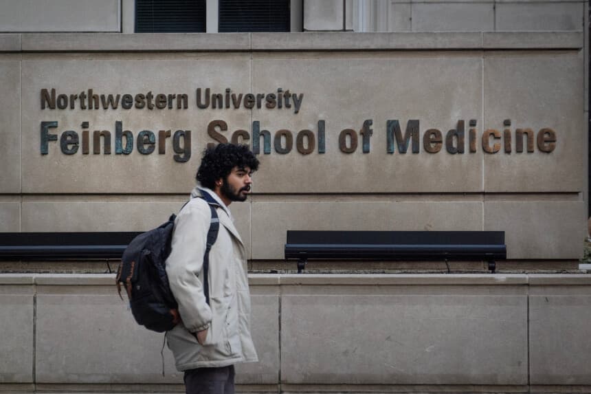 Un peatón pasa frente a la Facultad de Medicina Feinberg de la Universidad Northwestern el 10 de febrero de 2025 en Chicago, Illinois. (Scott Olson/Getty Images)