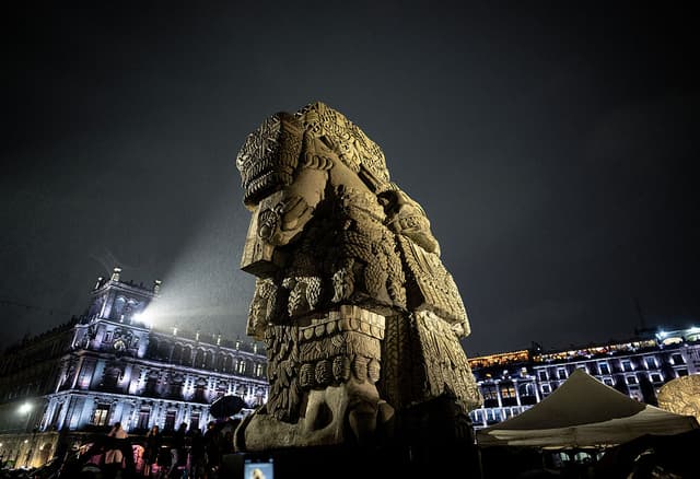 Réplica de la estatua azteca de la Coatlicue, iluminada en una celebración de los 700 años de Tenochtitlán en el Zócalo de la Ciudad de México el 11 de julio de 2025. (Foto de CARL DE SOUZA/AFP vía Getty Images)