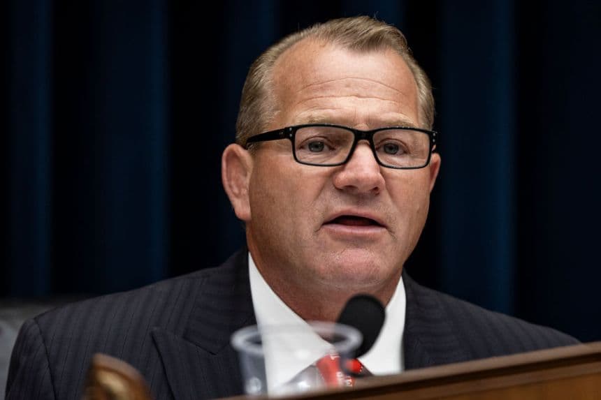 El representante estadounidense Troy Nehls ( R-TX) habla durante una audiencia del Subcomité de Ferrocarriles, Oleoductos y Materiales Peligrosos de la Cámara de Representantes sobre "La seguridad ferroviaria tras el descarrilamiento en East Palestine, Ohio", el 23 de julio de 2024 en Washington, D. C. (Samuel Corum/Getty Images)