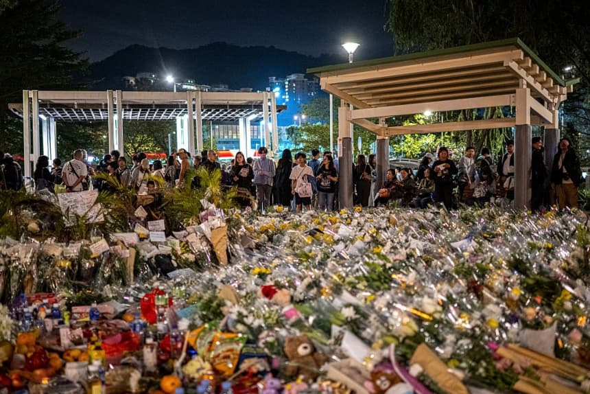 Ofrenda de flores a las víctimas frente a la Corte Wang Fuk tras el mortífero incendio del 26 de noviembre en el distrito de Tai Po, Hong Kong, el 30 de noviembre de 2025. (Philip FONG/AFP vía Getty Images)