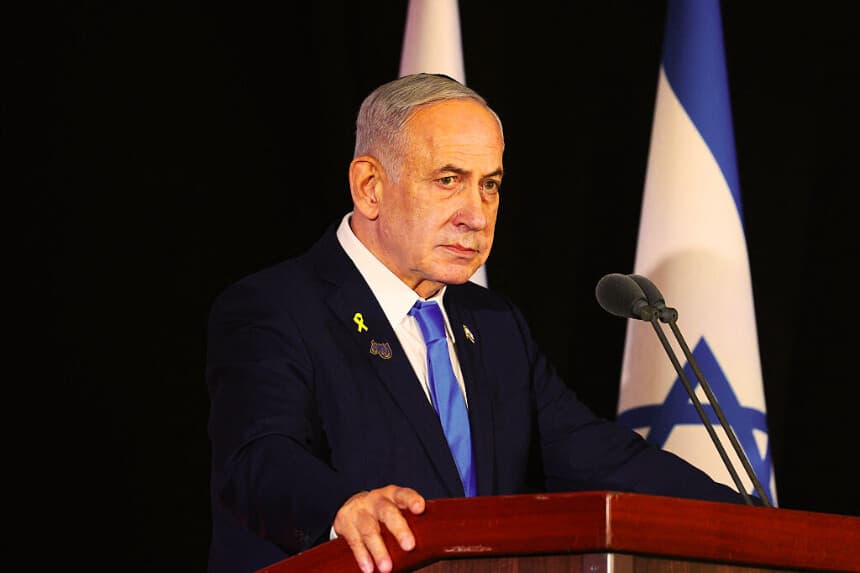 El primer ministro israelí, Benjamin Netanyahu, participa en una ceremonia conmemorativa estatal por los soldados caídos en la guerra de Gaza. (ALEX KOLOMOISKY/POOL/AFP a través de Getty Images)