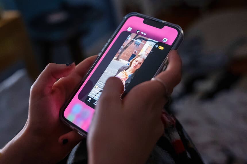 En esta ilustración fotográfica, una adolescente utiliza su teléfono móvil para acceder a las redes sociales el 31 de enero de 2024 en la ciudad de Nueva York. (Ilustración fotográfica de Spencer Platt/Getty Images)