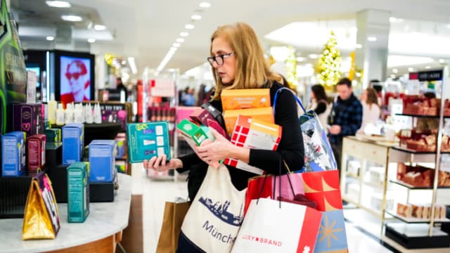 Una persona lleva bolsas de la compra durante las compras del Black Friday en Garden State Plaza, en Paramus, Nueva Jersey, el 28 de noviembre de 2025. (Eduardo Muñoz Álvarez/Getty Images)