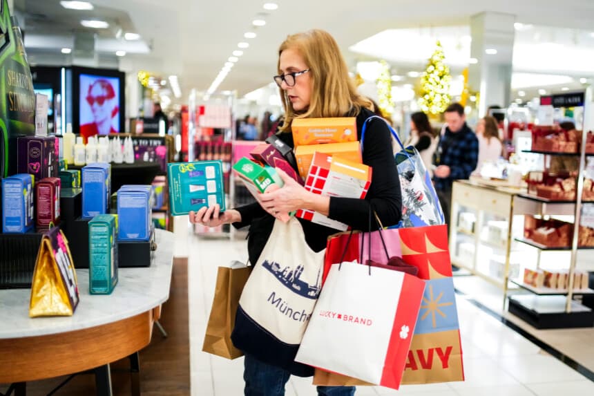 Una persona lleva bolsas de la compra durante las compras del Black Friday en Garden State Plaza, en Paramus, Nueva Jersey, el 28 de noviembre de 2025. (Eduardo Muñoz Álvarez/Getty Images)