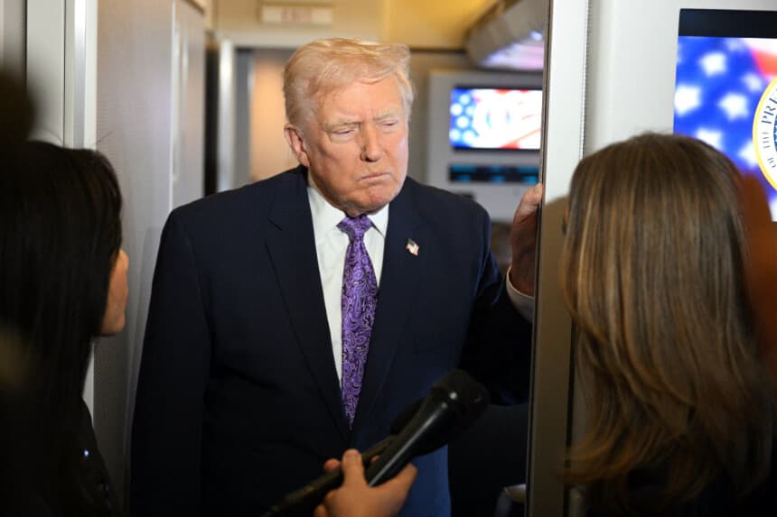 El presidente de Estados Unidos, Donald Trump, habla con los periodistas a bordo del Air Force One mientras viaja desde el Aeropuerto Internacional de Palm Beach a la Base Conjunta Andrews en su regreso a Washington, D.C., el 30 de noviembre de 2025. (Foto de Jim WATSON / AFP vía Getty Images)
