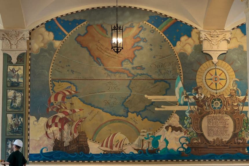 Un mapa del mundo cuelga en la Freedom Tower del Miami Dade College el 22 de agosto de 2025 en Miami, Florida.(Joe Raedle/Getty Images)