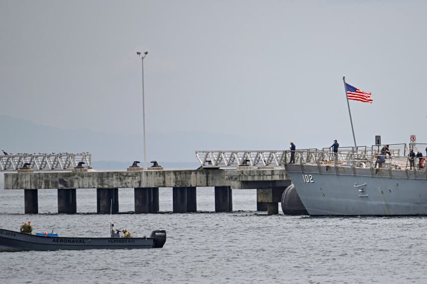 Miembros de la tripulación del buque de guerra USS Sampson (DDG 102) de la Armada de los Estados Unidos, fotografiados en la Terminal Internacional de Cruceros Amador, en la ciudad de Panamá, el 2 de septiembre de 2025. (Foto de MARTIN BERNETTI/AFP a través de Getty Images)