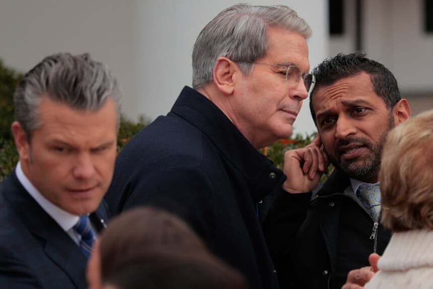 El secretario de Guerra Pete Hegseth, el secretario del Tesoro Scott Bessent y el director del FBI Kash Patel asisten al indulto presidencial del pavo nacional de Acción de Gracias- 2025. (Foto de Chip Somodevilla/Getty Images).