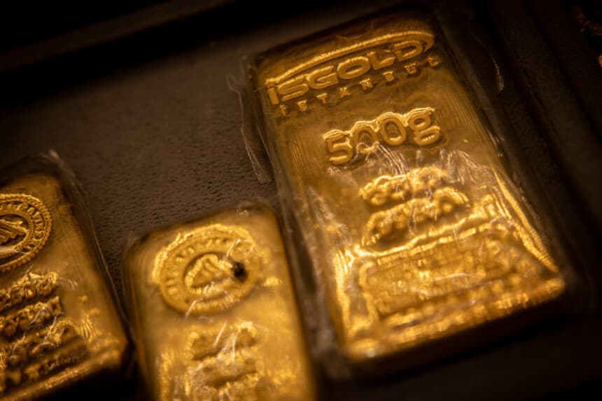 Una barra de oro de 500 gramos se ve en el escaparate de una joyería el 17 de abril de 2025 en Estambul, Turquía. (Chris McGrath/Getty Images).