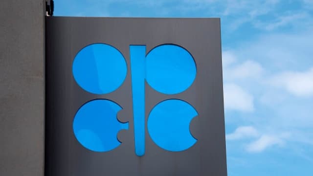 El logotipo de la OPEP se ve en la sede de la OPEP en Viena el 24 de mayo de 2017, en vísperas de la reunión de la Organización de Países Exportadores de Petróleo (OPEP). (JOE KLAMAR/AFP a través de Getty Images).