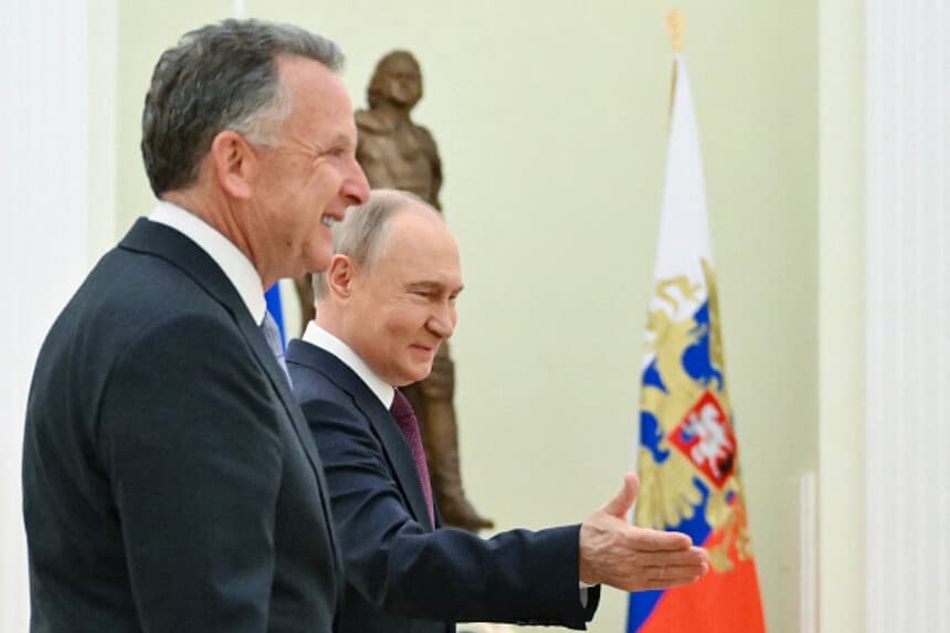 El presidente ruso Vladimir Putin (derecha) saluda al enviado especial estadounidense Steve Witkoff (izquierda) antes de sus conversaciones en Moscú el 25 de abril de 2025. (KORMILITSYNA / POOL / vía Getty Images).