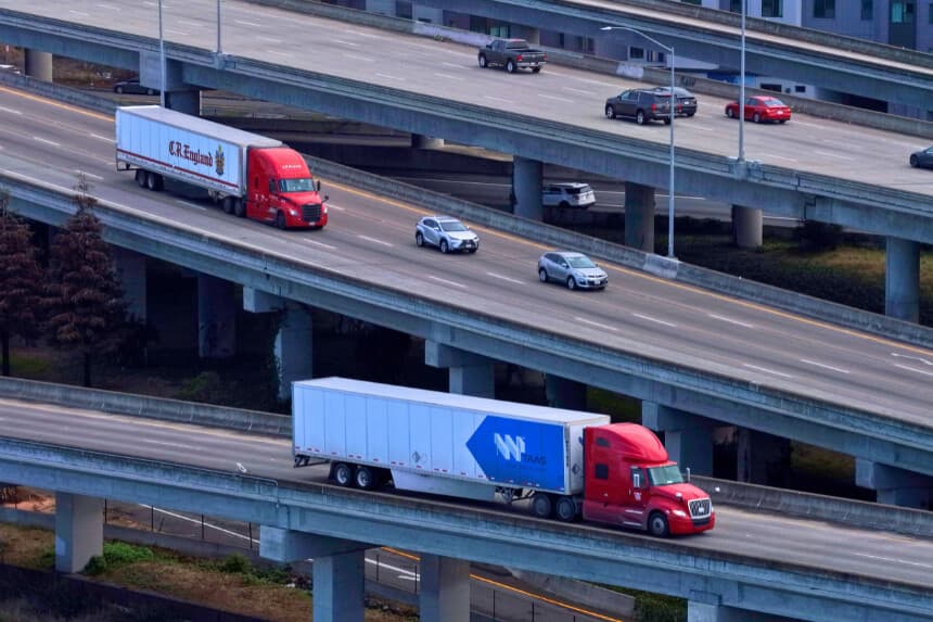 En una vista aérea, camiones circulan por la Interestatal 80 el 14 de noviembre de 2025 en Albany, California. (Foto de Justin Sullivan/Getty Images)