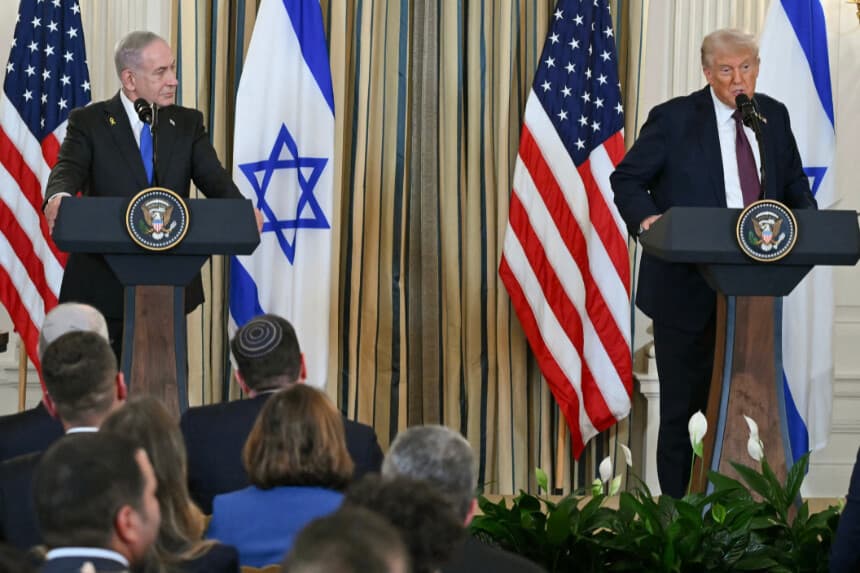 El presidente estadounidense Donald Trump y el primer ministro israelí Benjamin Netanyahu participan en una rueda de prensa en el Comedor de Estado de la Casa Blanca en Washington, DC, el 29 de septiembre de 2025. (ANDREW CABALLERO-REYNOLDS/AFP a través de Getty Images)
