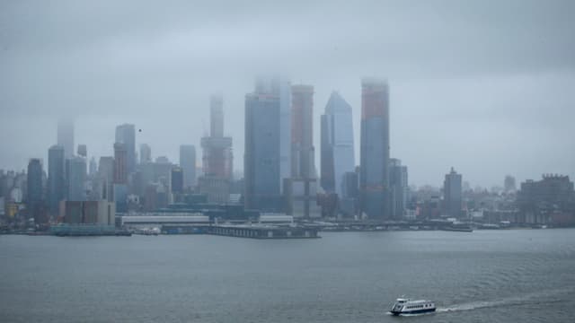 WEEHAWKEN, NUEVA JERSEY - 7 DE MARZO: Un ferry de NY Waterway navega por el río Hudson mientras la tormenta invernal Quinn se acerca a la ciudad de Nueva York el 7 de marzo de 2018 en Weehawken, Nueva Jersey. Se trata de la segunda tormenta del noreste que azota la zona en una semana y se espera que traiga fuertes nevadas y vientos, lo que hace temer una nueva ronda de cortes de electricidad. (Foto de Kena Betancur/Getty Images).