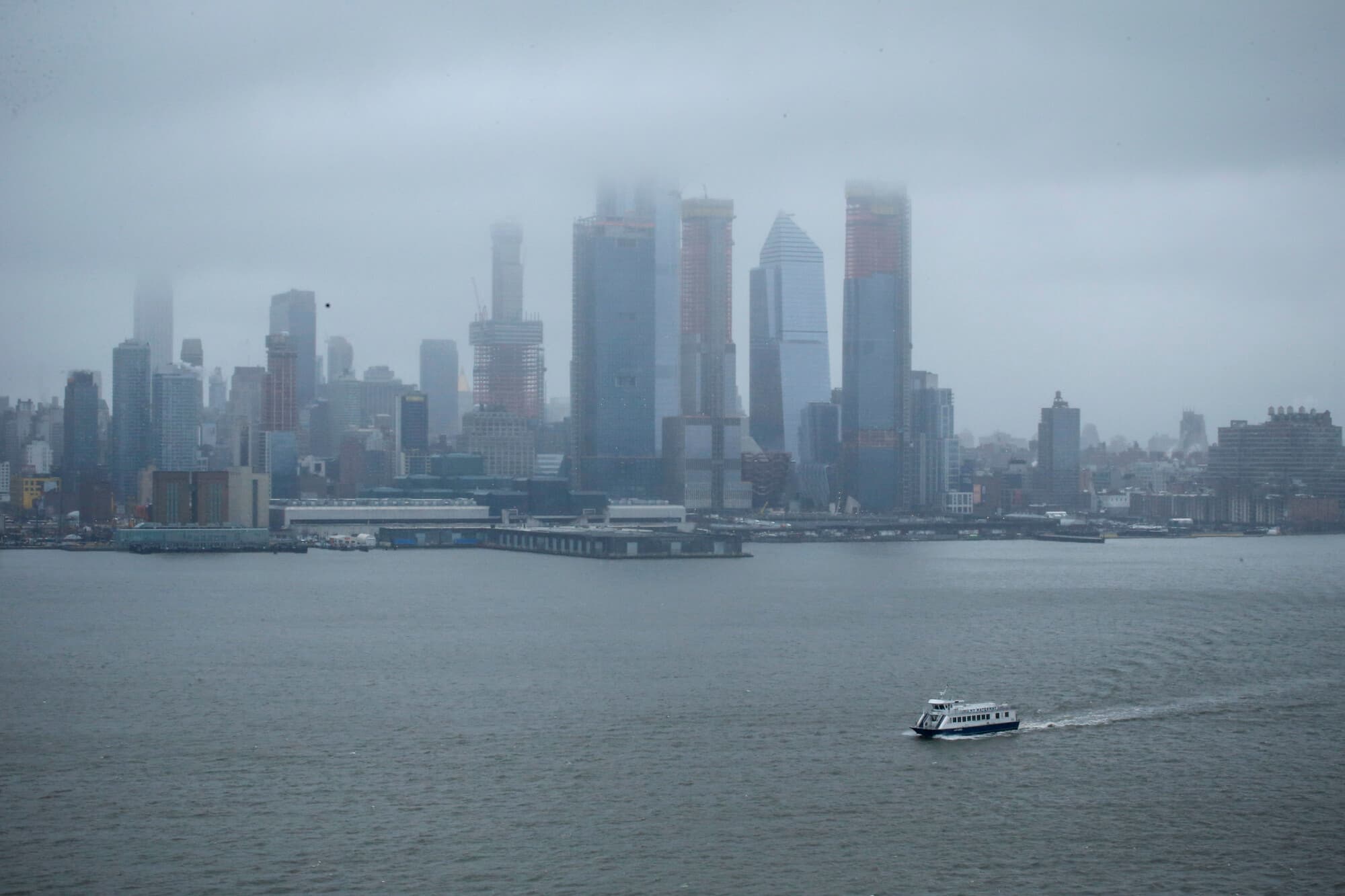 WEEHAWKEN, NUEVA JERSEY - 7 DE MARZO: Un ferry de NY Waterway navega por el río Hudson mientras la tormenta invernal Quinn se acerca a la ciudad de Nueva York el 7 de marzo de 2018 en Weehawken, Nueva Jersey. Se trata de la segunda tormenta del noreste que azota la zona en una semana y se espera que traiga fuertes nevadas y vientos, lo que hace temer una nueva ronda de cortes de electricidad. (Foto de Kena Betancur/Getty Images).