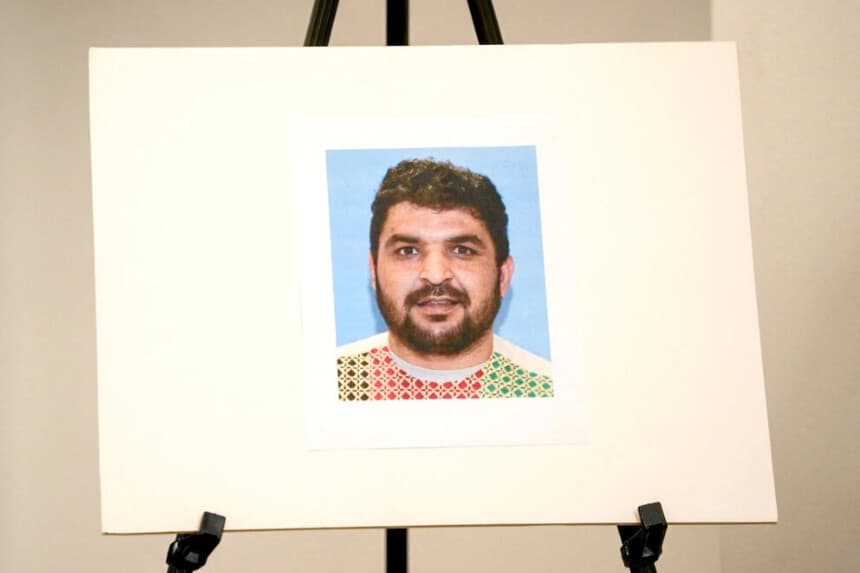 Una fotografía de Rahmanullah Lakanwal, ciudadano afgano sospechoso de haber disparado a dos miembros de la Guardia Nacional, se muestra en una rueda de prensa con el director del FBI, Kash Patel, la fiscal federal del Distrito de Columbia, Jeanine Pirro, y otras autoridades, en Washington, el 27 de noviembre de 2025. (Nathan Howard/Reuters)
