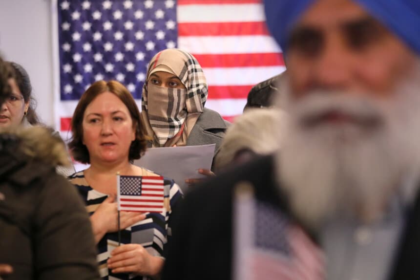 Nuevos ciudadanos estadounidenses recitan el juramento de lealtad a los Estados Unidos en una ceremonia de naturalización celebrada el 22 de enero de 2018 en Newark, Nueva Jersey. (Foto de John Moore/Getty Images)