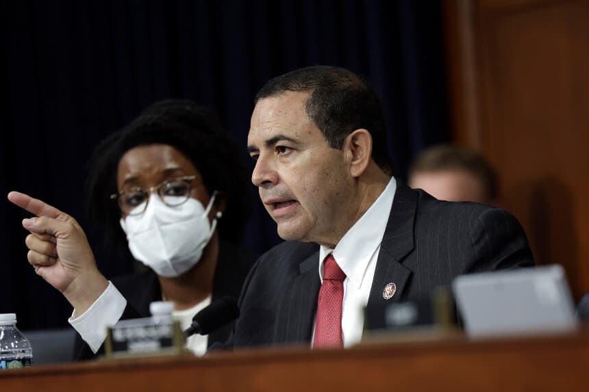 El representante Henry Cuellar (D-TX) interroga al secretario de Seguridad Nacional de Estados Unidos, Alejandro Mayorkas, durante su comparecencia ante una subcomisión de la Cámara de Representantes, en Washington D. C., el 27 de abril de 2022. (Kevin Dietsch/Getty Images)