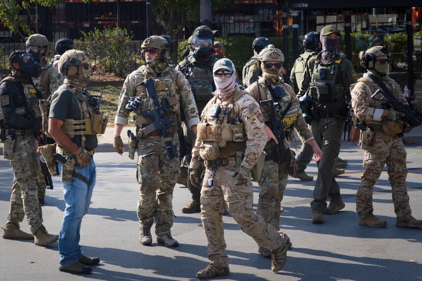 CHICAGO, ILLINOIS - 4 DE OCTUBRE: Agentes federales se enfrentan a miembros de la comunidad y activistas tras disparar presuntamente a una mujer en el barrio de Brighton Park el 4 de octubre de 2025 en Broadview, Illinois. Los residentes de la ciudad están cada vez más preocupados por la continuación de la Operación Midway Blitz en el área de Chicago, una operación diseñada para detener y deportar a los inmigrantes indocumentados que viven en la zona. (Foto de Scott Olson/Getty Images).