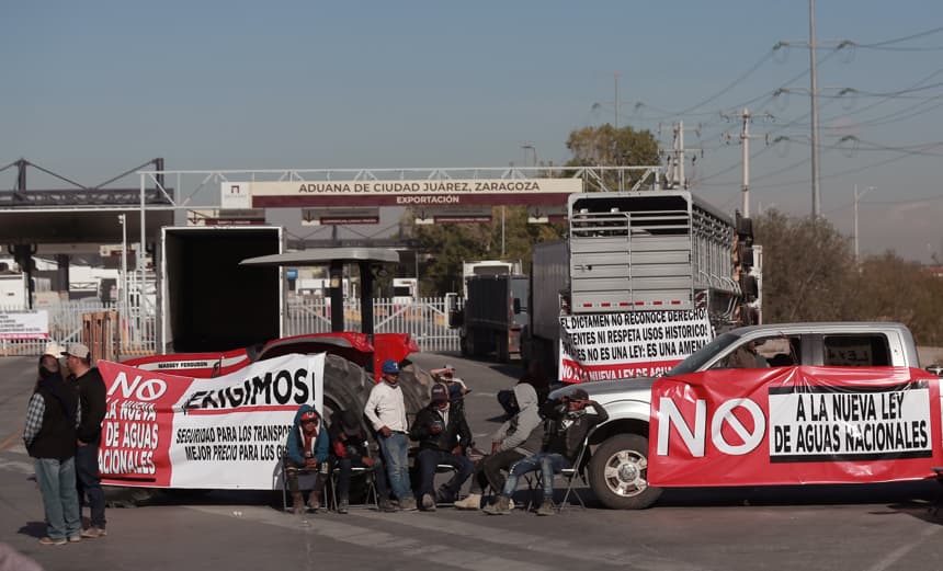 Agricultores bloquean el Puente Internacional Zaragoza durante una protesta en contra de la nueva Ley de Aguas Nacionales este miércoles, en Ciudad Juárez (EFE/Luis Torres)