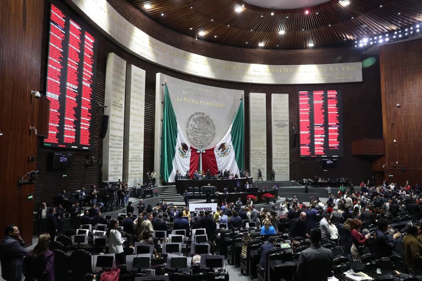 Fotografía cedida por la Cámara de Diputados de México durante una sesión ordinaria del organismo este miércoles, en la Ciudad de México. La Cámara de Diputados aprobó en lo general el dictamen que expide una nueva Ley General de Aguas y reforma la Ley de Aguas Nacionales. (EFE/Cámara de Diputados)
