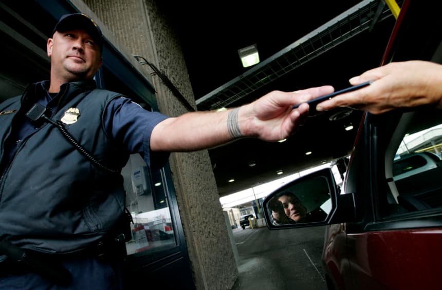 Agente de inmigración de Estados Unidos en labores de inmigración.(Sandy Huffaker/Getty Images)