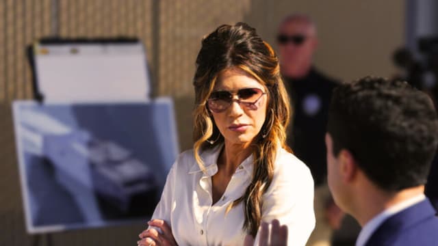 La secretaria de Seguridad Nacional de EE. UU., Kristi Noem, participa en una sesión informativa en los Centros Federales de Formación Policial, el 7 de noviembre de 2025, en North Charleston, Carolina del Sur. (Alex Brandon-Pool/Getty Images)