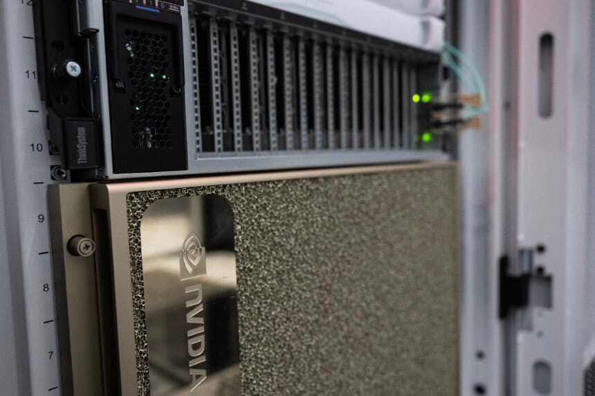 Un gabinete que alberga un Nvidia DGX HGX100, servidor de plataforma de IA empresarial, se ve en el centro de datos Digital Realty Innovation Lab (DRIL) en Ashburn, Virginia, el 12 de noviembre de 2025. (ANDREW CABALLERO-REYNOLDS / AFP a través de Getty Images)