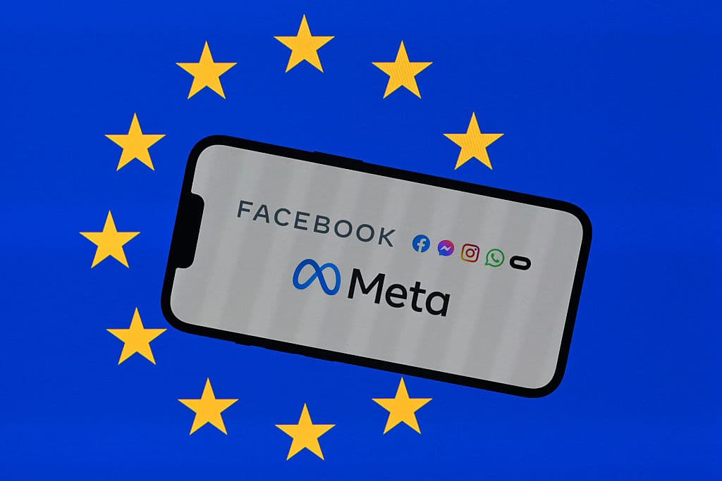 Fotografía ilustrativa muestra el logotipo de Meta en un smartphone frente a la bandera de la Unión Europea en Bruselas el 29 de septiembre de 2025. (Foto de Nicolas TUCAT / AFP) (Foto de NICOLAS TUCAT/AFP a través de Getty Images)