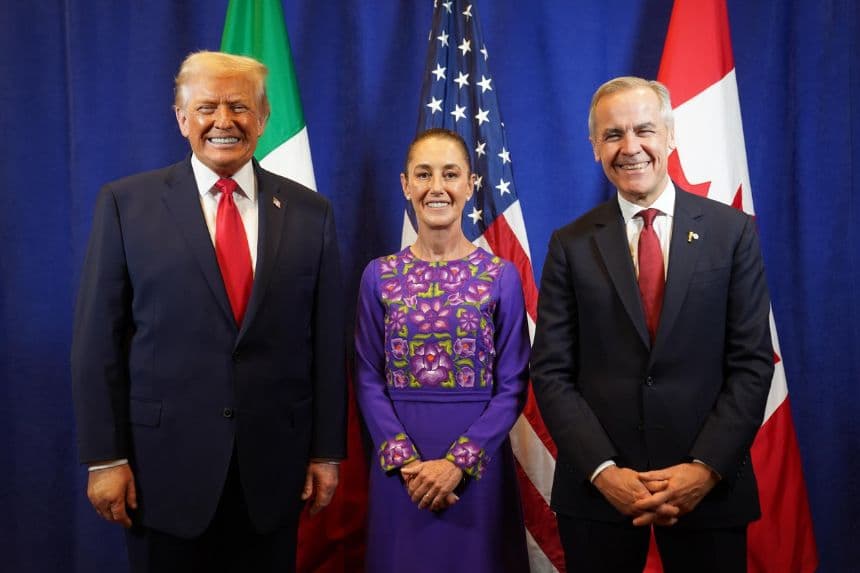 De izquierda a derecha, el presidente de Estados Unidos, Donald Trump; la presidenta de México, Claudia Sheinbaum y el primer ministro de Canadá, Mark Carney, posando durante el sorteo del Mundial de Fútbol FIFA 2026 este viernes, en el Kennedy Center de Washington, Estados Unidos. (Créditos: Gobierno de México)