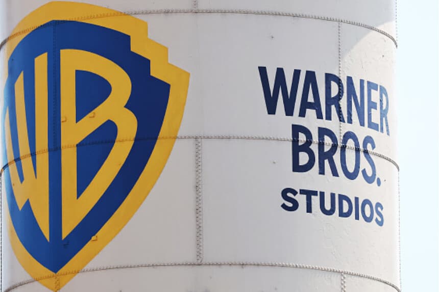 El logotipo de Warner Bros. se muestra en una torre de agua en Warner Bros. Studio el 12 de septiembre de 2025 en Burbank, California. (Mario Tama/Getty Images).
