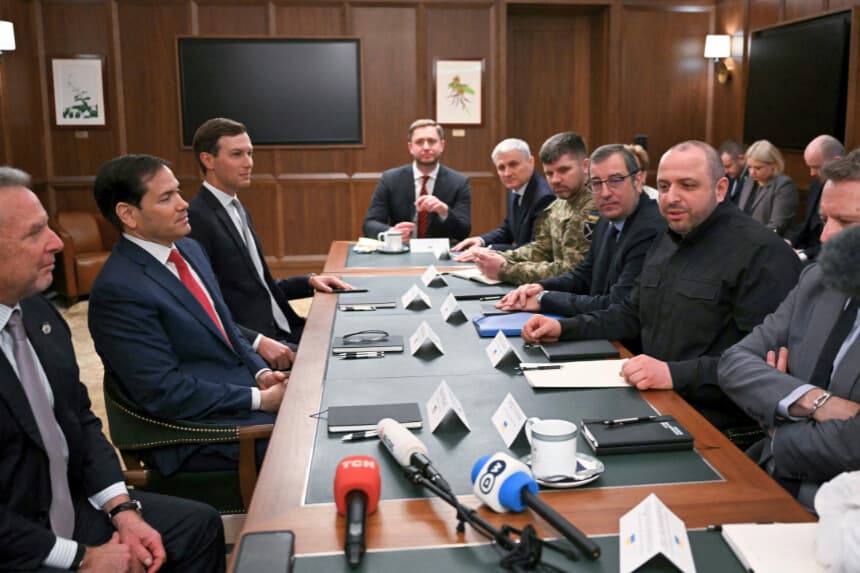 El secretario de Estado de EE. UU., Marco Rubio (centro izquierda), acompañado por el enviado especial de la Casa Blanca, Steve Witkoff, y Jared Kushner, habla durante una reunión con funcionarios ucranianos encabezados por el secretario del Consejo de Seguridad Nacional y Defensa de Ucrania, Rustem Umerov (centro derecha), en Hallandale Beach, Florida, el 30 de noviembre de 2025. (Chandan Khanna/AFP a través de Getty Images)