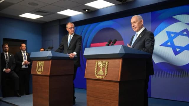El primer ministro israelí, Benjamin Netanyahu (Dcha.), habla durante una conferencia de prensa conjunta con el canciller alemán, Friedrich Merz, en Jerusalén, el 7 de diciembre de 2025. (Ariel Schalit/Pool/AFP vía Getty Images)