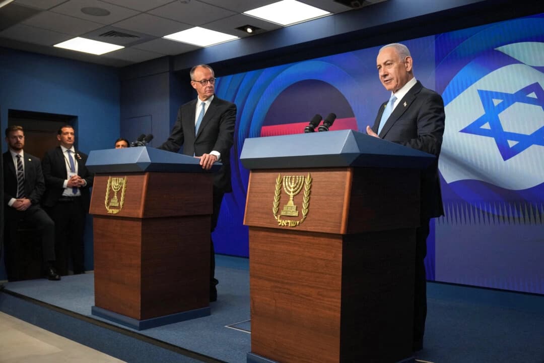 El primer ministro israelí, Benjamin Netanyahu (Dcha.), habla durante una conferencia de prensa conjunta con el canciller alemán, Friedrich Merz, en Jerusalén, el 7 de diciembre de 2025. (Ariel Schalit/Pool/AFP vía Getty Images)