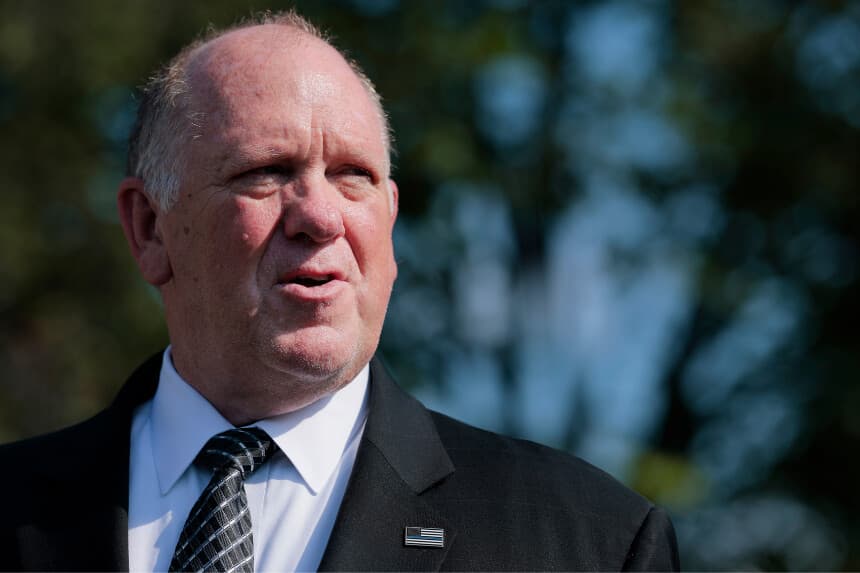 El responsable de fronteras de la Casa Blanca, Tom Homan, habla con los periodistas cerca de la Casa Blanca, en Washington, D.C., el 30 de julio de 2025. (Anna Moneymaker/Getty Images)