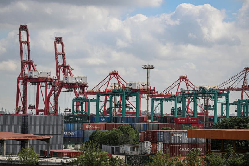 Grúas y contenedores en una terminal de contenedores en Shanghái el 17 de octubre de 2025. (Foto de JADE GAO / AFP) (Foto de JADE GAO/AFP a través de Getty Images).