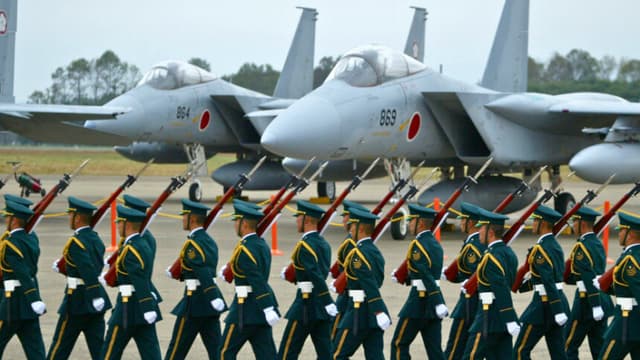 IBARAKI, JAPÓN - 20 DE OCTUBRE: Miembros de las Fuerzas de Autodefensa en posición de firmes durante la Revista Aérea del Aniversario de las Fuerzas de Autodefensa de Japón 2002, celebrada el 20 de octubre de 2002 en la base aérea de Hyakuri, en la prefectura de Ibaraki, Japón. El subsecretario de Estado de los Estados Unidos, James Kelly, se reunió con el secretario jefe del Gabinete de Japón, Yasuo Fukuda, el 20 de octubre, y se esperaba que discutieran la posibilidad de detener la construcción de dos reactores nucleares de agua ligera en Corea del Norte por su violación del acuerdo de control de armas de 1994. (Foto de Koichi Kamoshida/Getty Images).