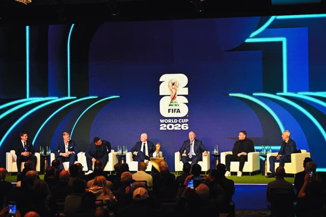(De izq. a derecha) El director de Competiciones de la FIFA, Manolo Zubiria; el analista futbolístico estadounidense Alexi Lalas; el exjugador brasileño Ronaldo Nazario; el presidente de la FIFA, Gianni Infantino; el comentarista deportivo argentino-estadounidense Andrés Cantor, y el exfutbolista italiano Francesco Totti durante el anuncio del calendario oficial de partidos de la Copa Mundial de la FIFA 2026 en Washington D. C., el 6 de diciembre de 2025. (Roberto SCHMIDT / AFP vía Getty Images)