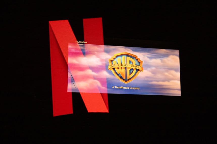 Fotografía de doble exposición del logotipo de Netflix y el logotipo de Warner Bros en una pantalla de televisión en Kerlouan, Bretaña, Francia, el 5 de diciembre de 2025. (Vincent Feuray/Hans Lucas/AFP vía Getty Images)