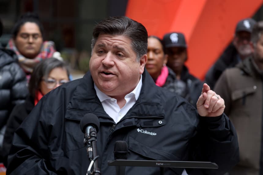 El gobernador de Illinois, J.B. Pritzker, habla durante una manifestación en la Federal Building Plaza, en Chicago, Illinois, el 27 de abril de 2022. (Scott Olson/Getty Images)