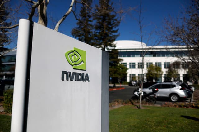 El logotipo de Nvidia aparece en un cartel en la sede central de Nvidia el 26 de febrero de 2025 en Santa Clara, California. La empresa tecnológica Nvidia dará a conocer hoy sus resultados del cuarto trimestre tras el cierre de la bolsa. (Foto de Justin Sullivan/Getty Images).