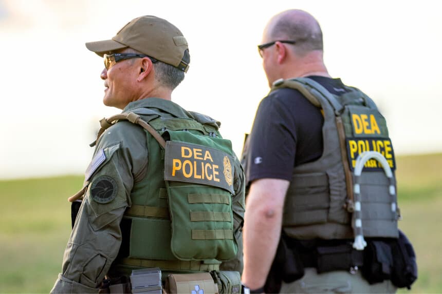 Agentes de la Agencia Antidrogas de Estados Unidos (DEA) patrullan los terrenos del Monumento a Washington en el National Mall, en Washington D. C., el 26 de agosto de 2025. (Foto de BRYAN DOZIER/Middle East Images/AFP a través de Getty Images)