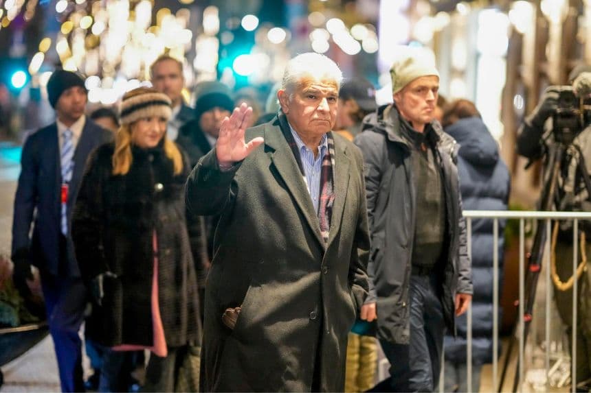 El presidente de Panamá, José Raúl Mulino (C), llega al Grand Hotel en Oslo, Noruega, el 8 de diciembre de 2025. (EFE/EPA/Cornelius Poppe NORWAY OUT)