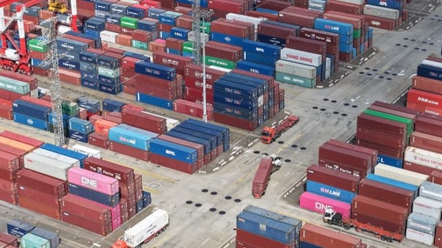 Una vista aérea muestra camiones operando en la terminal de contenedores del puerto de Shanghái el 8 de diciembre de 2025. (AFP vía Getty Images) / China OUT