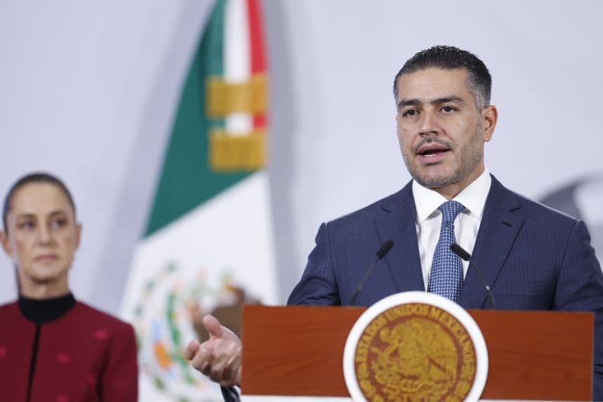 El secretario de Seguridad y Protección Ciudadana, Omar García Harfuch (Dcha.), habla durante una rueda de prensa junto a la presidenta de México, Claudia Sheinbaum, este martes, en Palacio Nacional de la Ciudad de México, México. (EFE/ Sáshenka Gutiérrez)