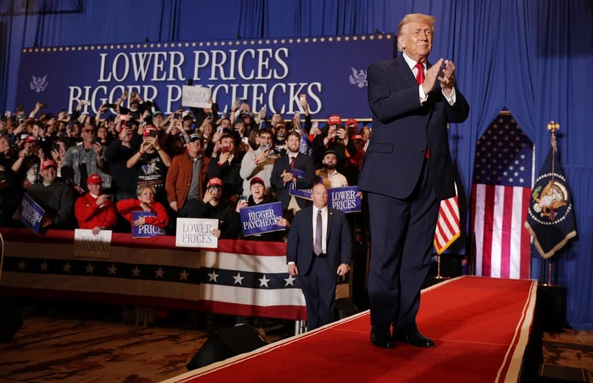 l presidente de Estados Unidos, Donald Trump, saluda a la multitud en un evento celebrado en el Mount Airy Casino Resort el 9 de diciembre de 2025 en Mount Pocono, Pensilvania. (Alex Wong/Getty Images)
