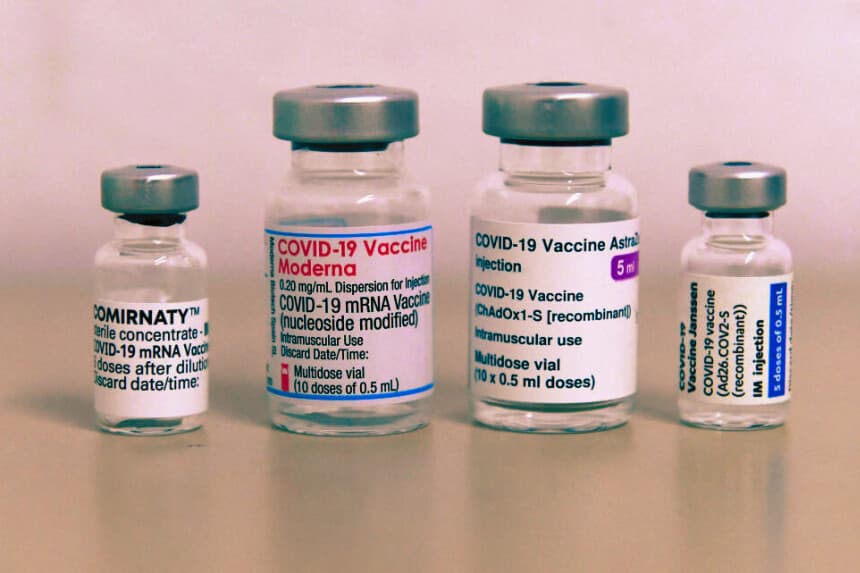 Viales vacíos de las vacunas contra el coronavirus de varios fabricantes (de izq a derecha) Comirnaty de Pfizer/BioNTech, Moderna, AstraZeneca y Janssen de Johnson & Johnson se ven sobre una mesa en un centro de vacunación en Sonthofen, sur de Alemania, el 30 de noviembre de 2021 (CHRISTOF STACHE/AFP vía Getty Images)